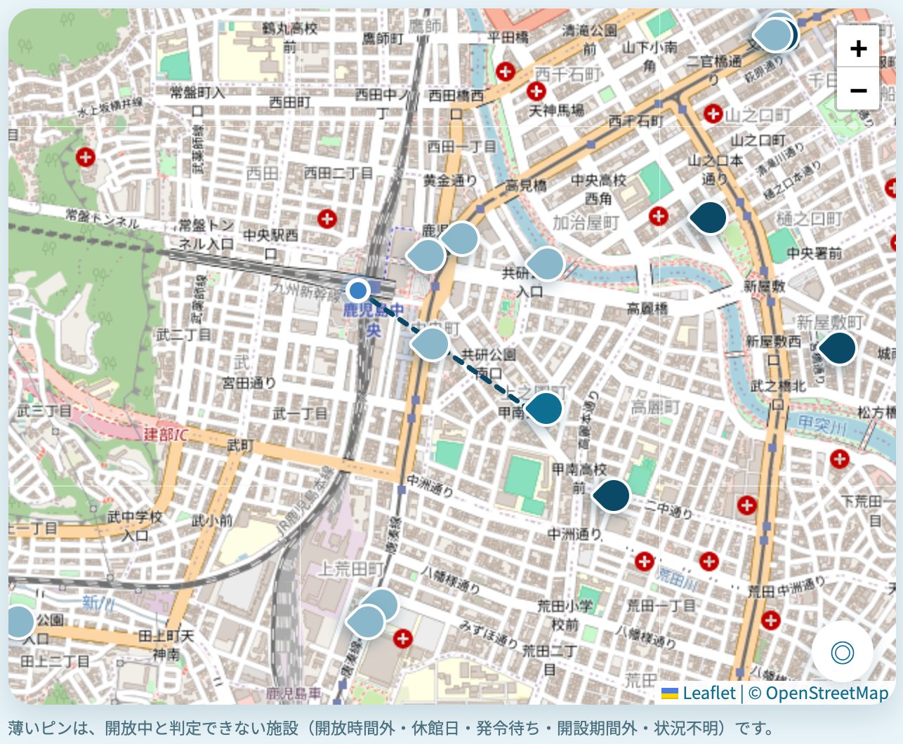 夜7時半の地図。濃い色のピンと、薄い色のピンが混ざって表示され、下に「薄いピンは、開放中と判定できない施設です」という説明がある。